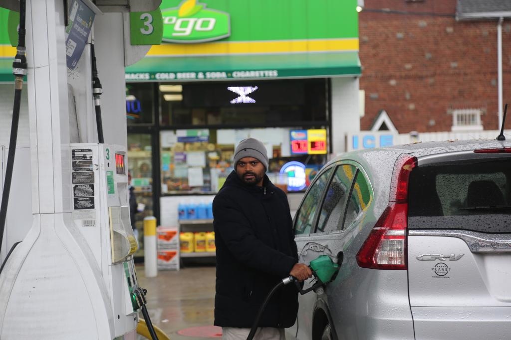 2024年12月11日，一名男子在美國(guó)紐約一處加油站加油。新華社記者劉亞南 攝