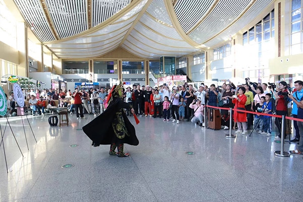 演員在中老鐵路瑯勃拉邦車站表演節(jié)目。蓬屏攝