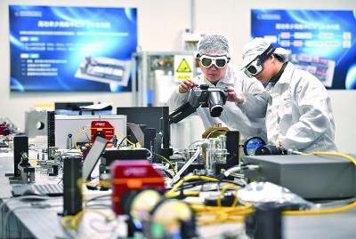 科研人員在中國科學(xué)院西安光學(xué)精密機械研究所阿秒科學(xué)與技術(shù)研究中心做實驗。新華社發(fā)