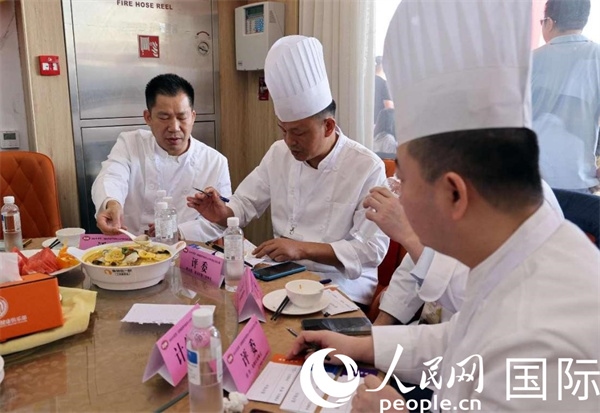 評委正在品嘗菜品并打分。人民網(wǎng)記者 管克江攝