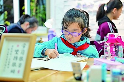 在河南洛陽市澗西區(qū)長安路街道長安路二社區(qū)共享自習(xí)室內(nèi)，孩子們在學(xué)習(xí)。李衛(wèi)超攝/光明圖片