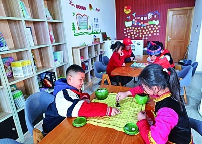 浙江岱山縣秀山鄉(xiāng)秀南村“民生小鋪”里，放學(xué)后的小學(xué)生在下棋。新華社發(fā)