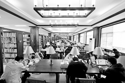 重慶大學圖書館，大學生們正在讀書學習。孫凱芳攝/光明圖片