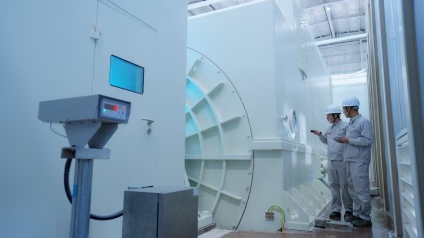 工作人員檢查300兆瓦壓氣儲能示范工程發(fā)電機。受訪者供圖