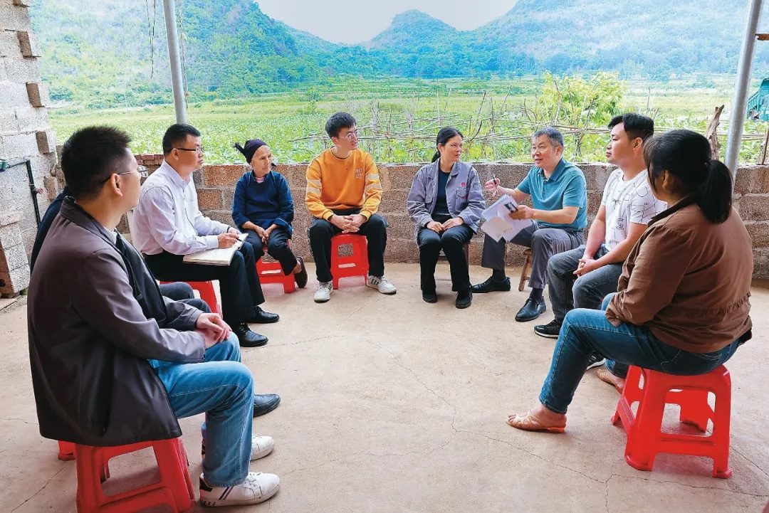 △法學(xué)會法律咨詢專家等入戶走訪、調(diào)解糾紛。