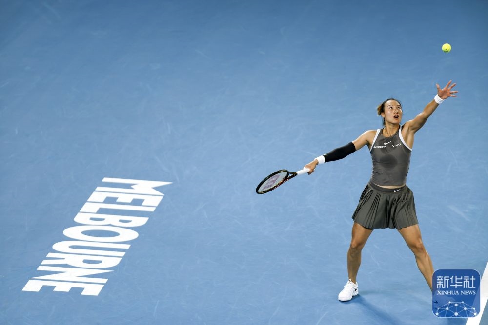 ↑鄭欽文在比賽中發(fā)球。新華社記者 馬平 攝