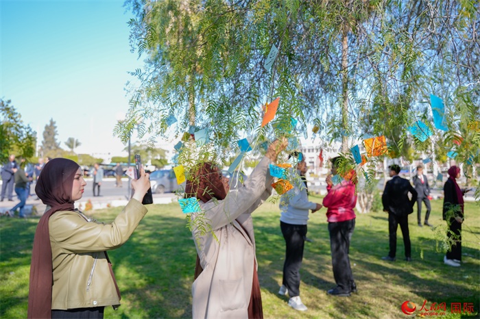 學(xué)生們踴躍參與中國(guó)文化體驗(yàn)活動(dòng)。人民網(wǎng) 塔里克·易卜拉欣攝