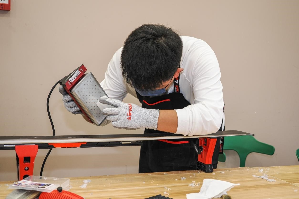 米嘉軒正在給雪板打蠟。受訪者供圖