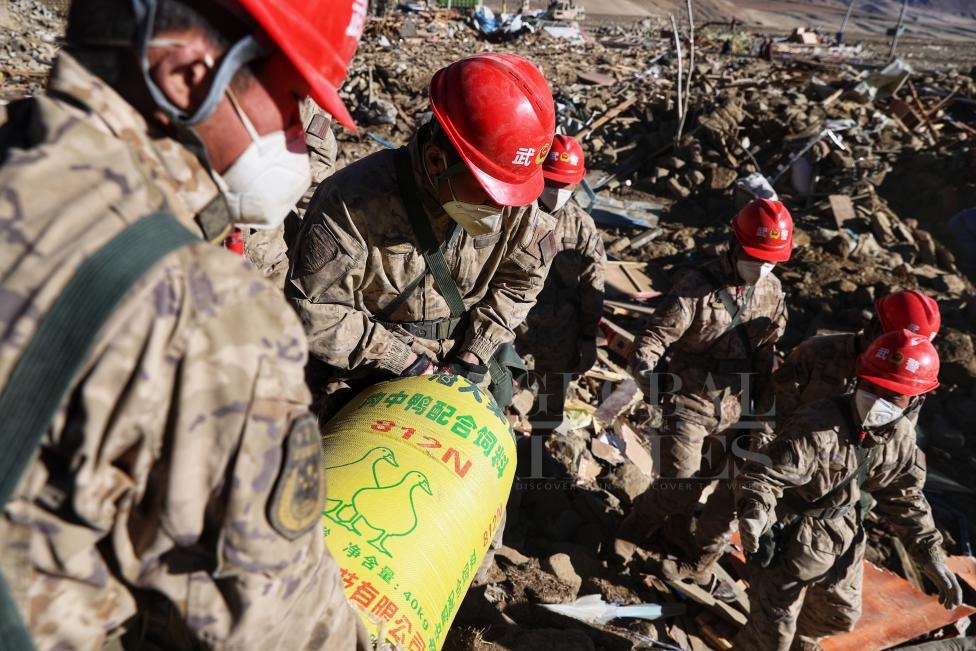 1月10日，定日縣長(zhǎng)所鄉(xiāng)古榮村，武警官兵幫助受災(zāi)群眾整理廢墟，搶救被掩埋的物資。環(huán)球時(shí)報(bào)記者崔萌攝