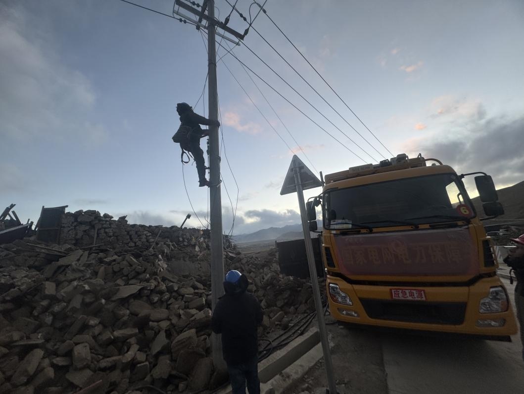 1月10日，定日縣長(zhǎng)所鄉(xiāng)，國(guó)家電網(wǎng)西藏電力員工正在搶修災(zāi)區(qū)受損線路。人民日?qǐng)?bào)記者宋豪新攝
