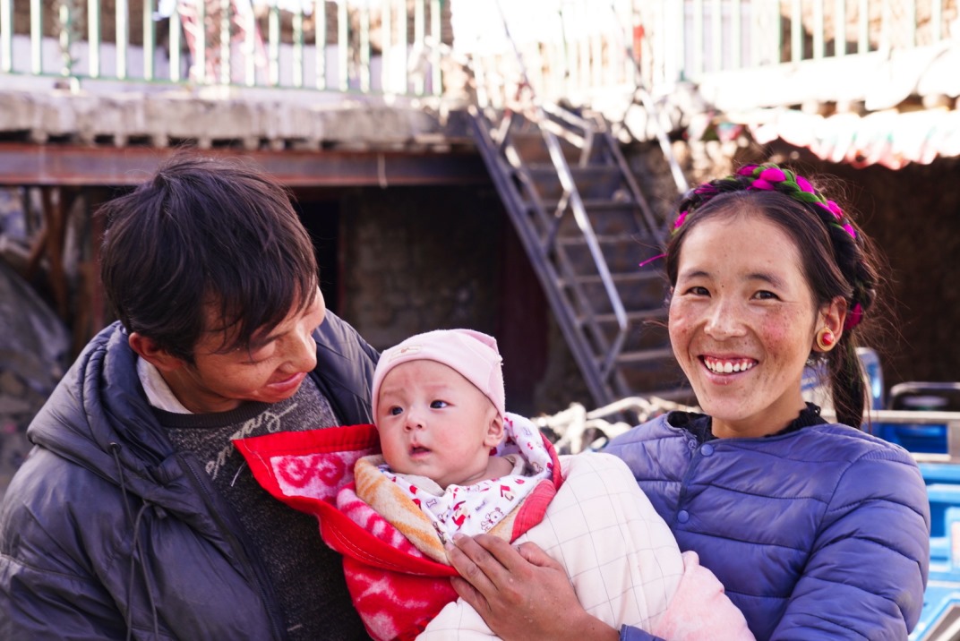 1月11日，在西藏日喀則市人民醫(yī)院，受災(zāi)群眾抱著自己在地震中受傷的孩子康復(fù)出院。人民日?qǐng)?bào)記者徐馭堯攝