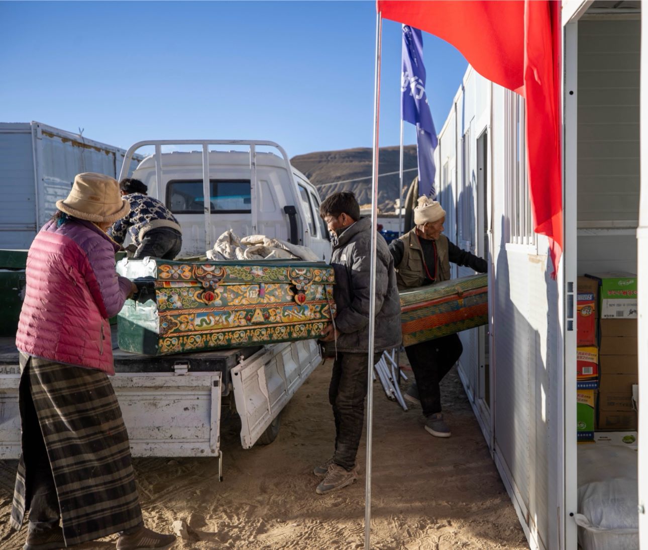 1月11日，西藏定日縣曲洛鄉(xiāng)措昂村，首批入住活動(dòng)板房的村民正在搬運(yùn)物品，為入住做準(zhǔn)備。人民日?qǐng)?bào)記者張武軍攝