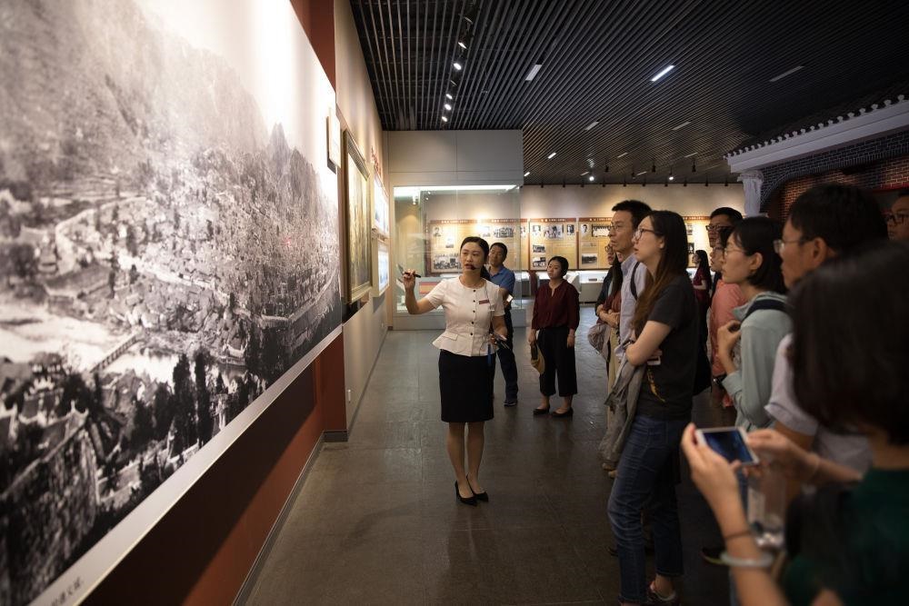 △參觀者在遵義會議紀(jì)念館聽取介紹。