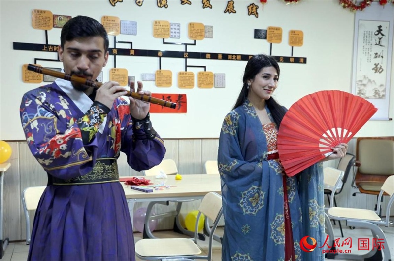 薩拉赫丁大學(xué)中文系學(xué)生們展示才藝。人民網(wǎng)伊納斯·易卜拉欣攝