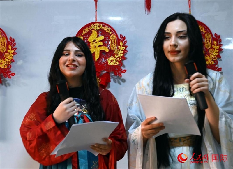 活動由中文系學(xué)生主持。人民網(wǎng)伊納斯·易卜拉欣攝