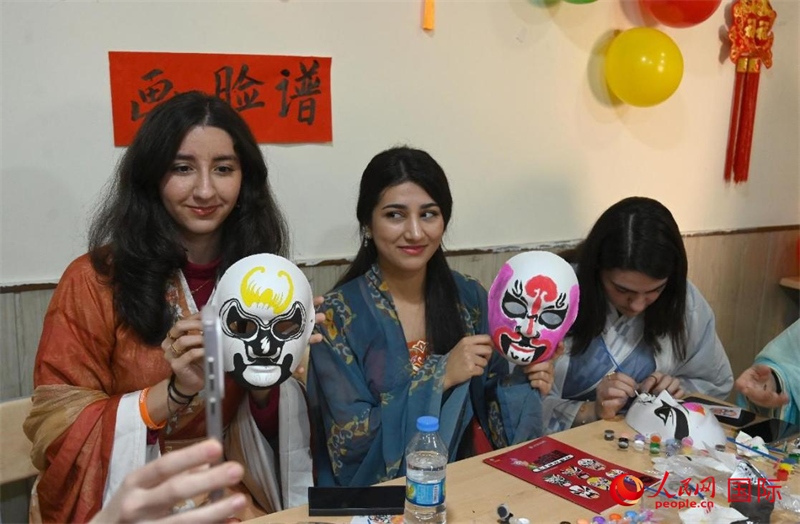 畫臉譜。人民網(wǎng)伊納斯·易卜拉欣攝