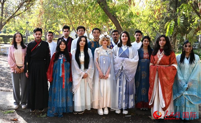 部分參加活動的師生合影。人民網(wǎng)伊納斯·易卜拉欣攝