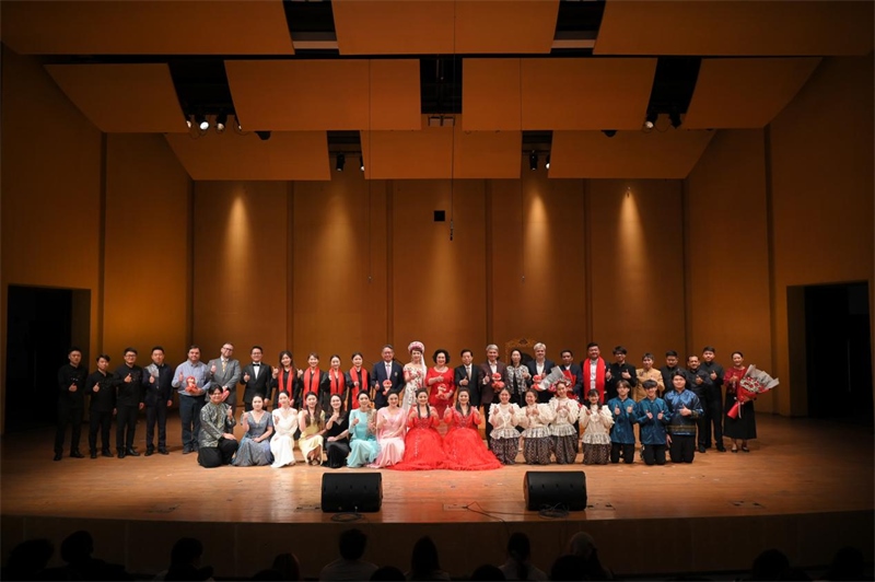 音樂會嘉賓與表演者集體合影?；顒又鬓k方供圖