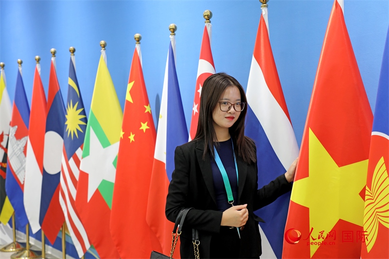 越南芒街市參會(huì)代表在南寧國(guó)際會(huì)展中心參觀。人民網(wǎng)記者 趙益普攝