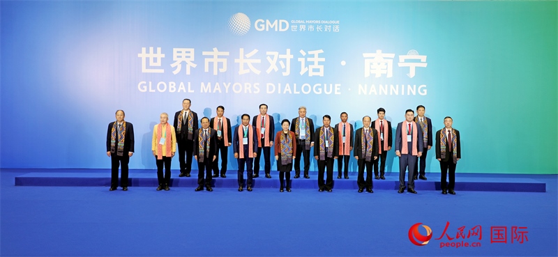 在南寧國(guó)際會(huì)展中心金桂花廳外，參加活動(dòng)的中國(guó)和東盟國(guó)家市長(zhǎng)合影留念。人民網(wǎng)記者 趙益普攝