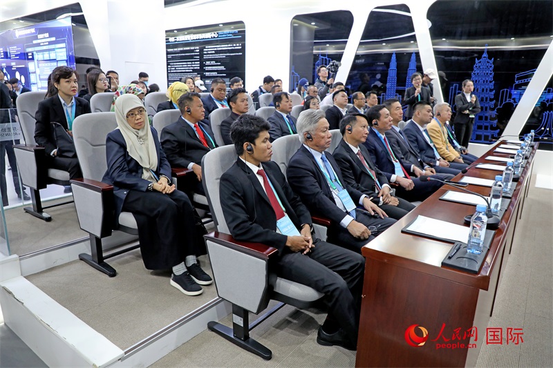 參加活動(dòng)的東盟國(guó)家市長(zhǎng)在中國(guó)—東盟新型智慧城市協(xié)同創(chuàng)新中心參觀調(diào)研。人民網(wǎng)記者 趙益普攝