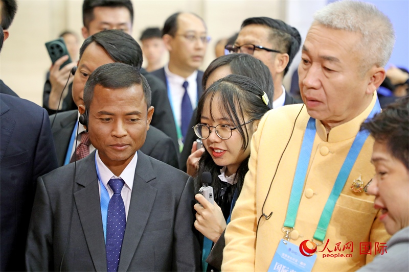 東盟國(guó)家市長(zhǎng)在觀看、體驗(yàn)?zāi)蠈幏沁z展示。人民網(wǎng)記者 趙益普攝