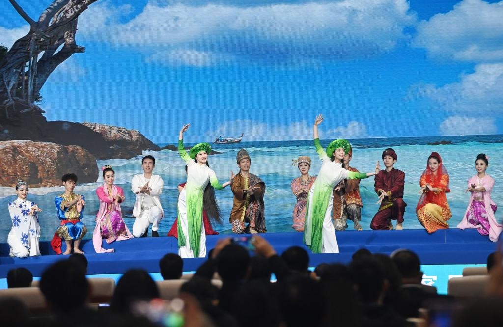 這是1月16日，在南寧國際會展中心，演員在“世界市長對話·南寧”活動間隙表演節(jié)目。新華社記者 陸波岸 攝