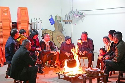 為討論蜜梨產(chǎn)業(yè)發(fā)展事宜，鸕鳥鎮(zhèn)開展“圍爐夜話”。資料圖片
