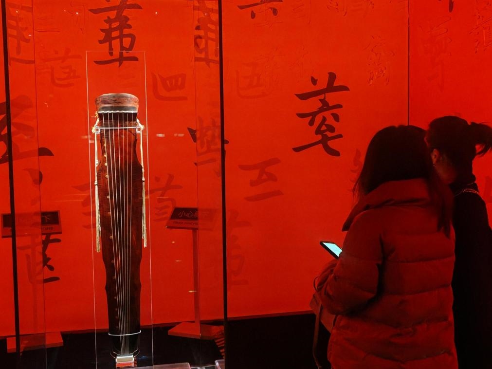 近日，在浙江省博物館之江館區(qū)，故宮博物館收藏的唐“大圣遺音”琴在“‘故宮·茶世界’觀茶——茶文化精品展”展出。新華社記者 馮源 攝