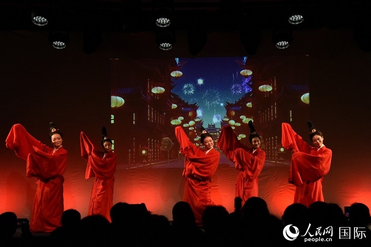 舞蹈《金蛇狂舞》。人民網(wǎng)記者 殷淼攝