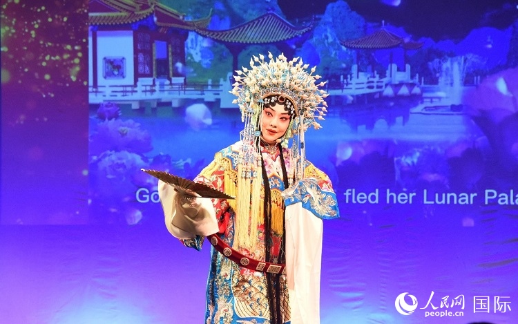 京劇經(jīng)典選段《貴妃醉酒》。人民網(wǎng)記者 殷淼攝