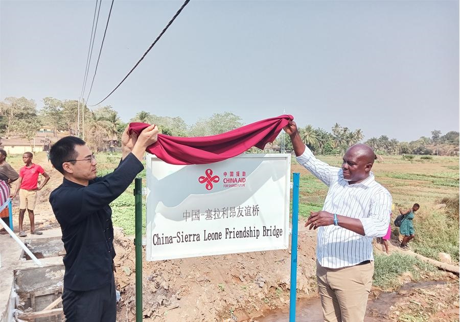 中國駐塞拉利昂大使王擎（左）和博城市市長穆薩（右）為中國—塞拉利昂友誼橋揭牌。中國援塞農(nóng)業(yè)專家組供圖