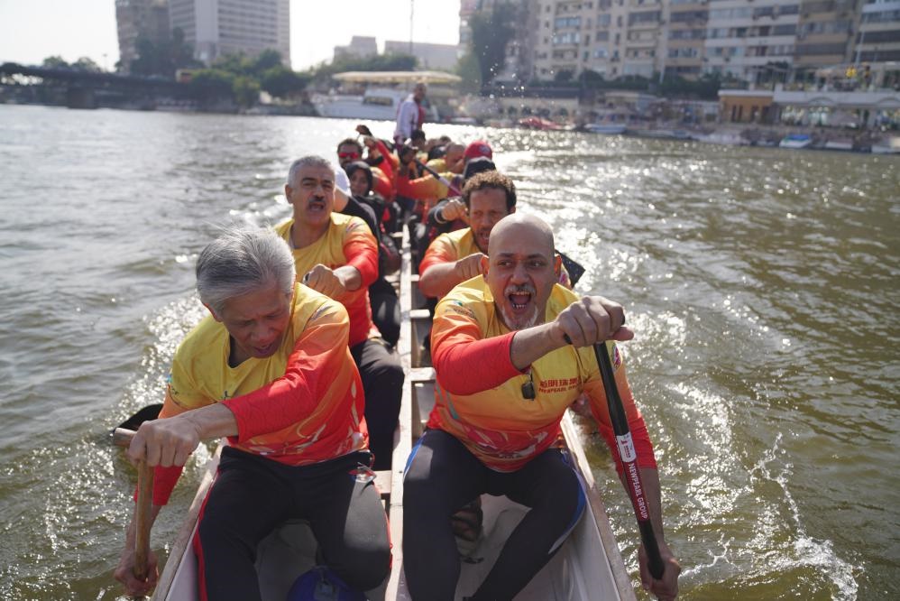 活動現(xiàn)場龍舟競技，共慶春節(jié)。開羅中國文化中心供圖