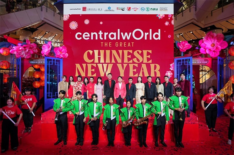 中泰嘉賓在活動開幕式上合影留念?；顒又鬓k方供圖