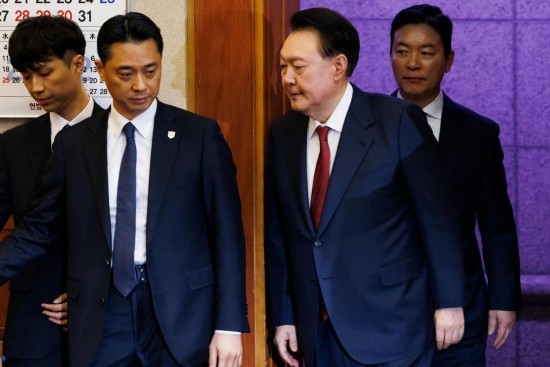  1月23日，尹錫悅（右二）在韓國(guó)首爾憲法法院出席總統(tǒng)彈劾案庭審。新華社發(fā)（Pool圖片，曹城凖攝）