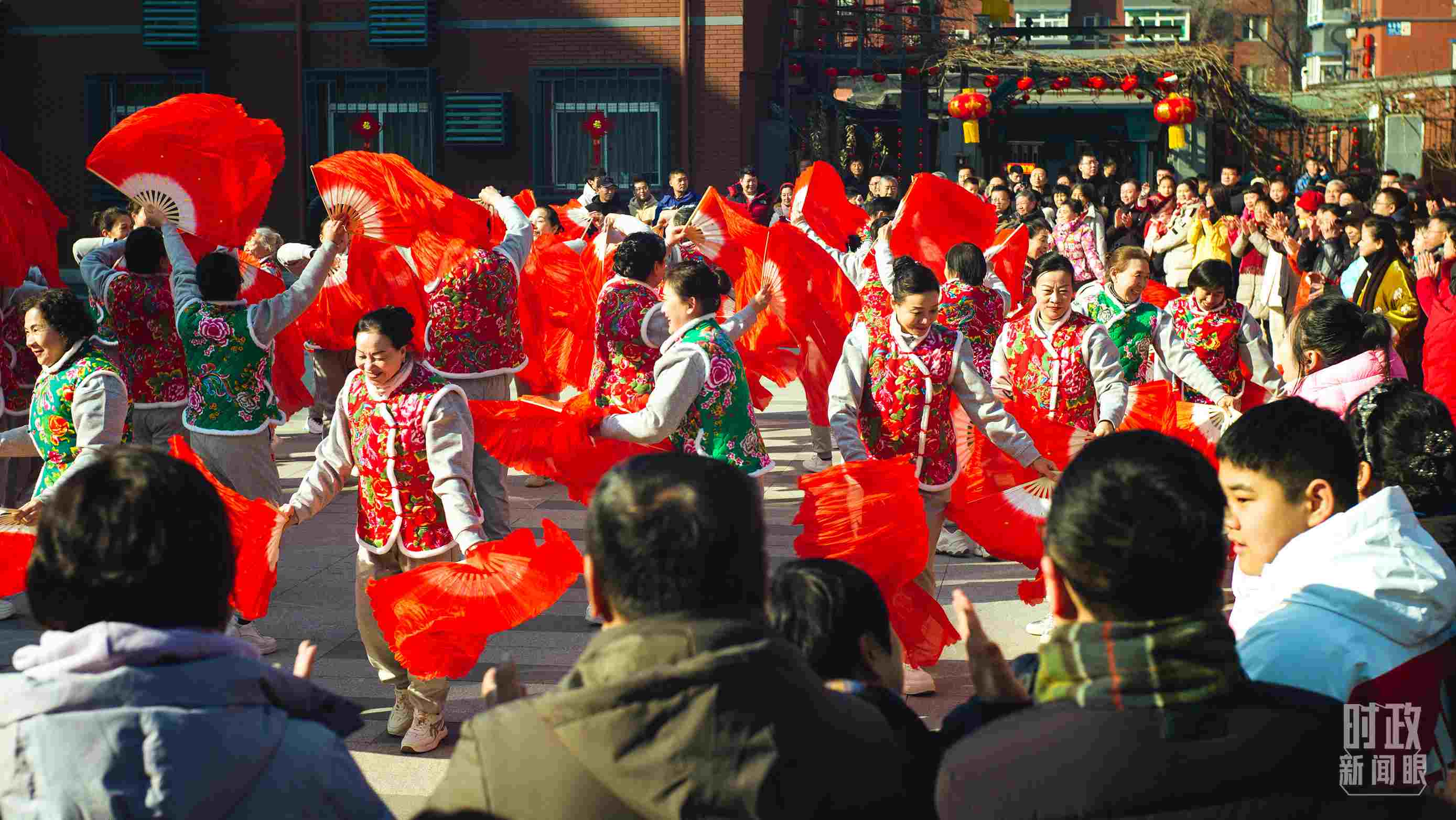 長(zhǎng)安小區(qū)文化廣場(chǎng)上，居民們扭起歡快的秧歌。（總臺(tái)央視記者彭漢明拍攝）