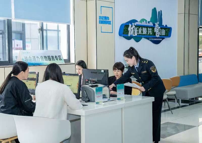 工作人員指導(dǎo)企業(yè)一次性完成信息填報。圖片來源：浙江衢州市市場監(jiān)督管理局