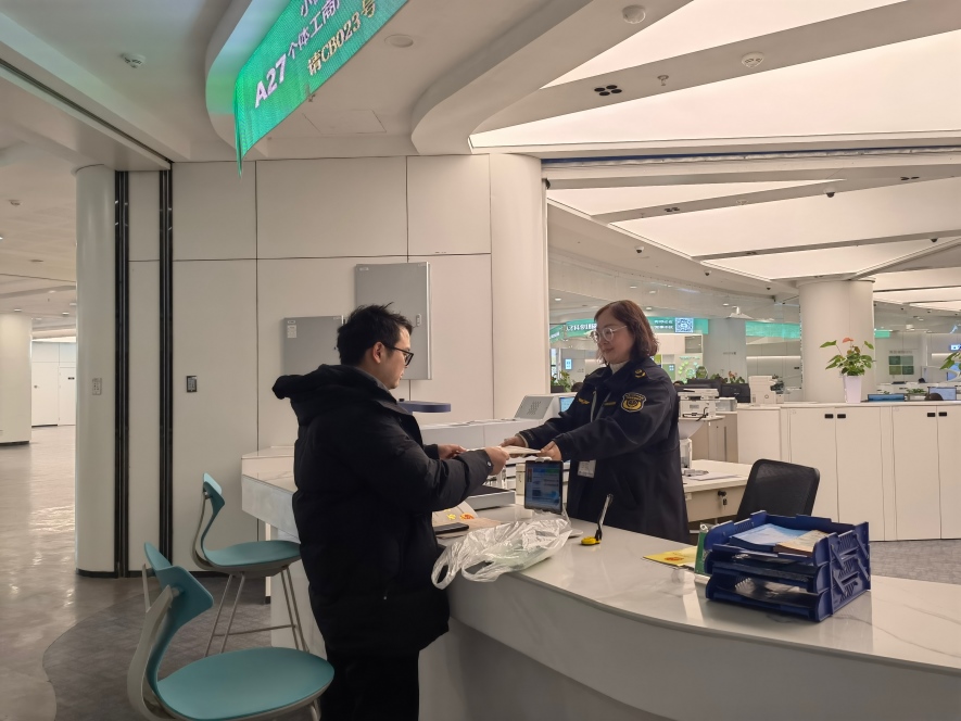 企業(yè)在出證窗口“一站式”領(lǐng)取變更后的營業(yè)執(zhí)照。圖片來源：浙江衢州市市場監(jiān)督管理局