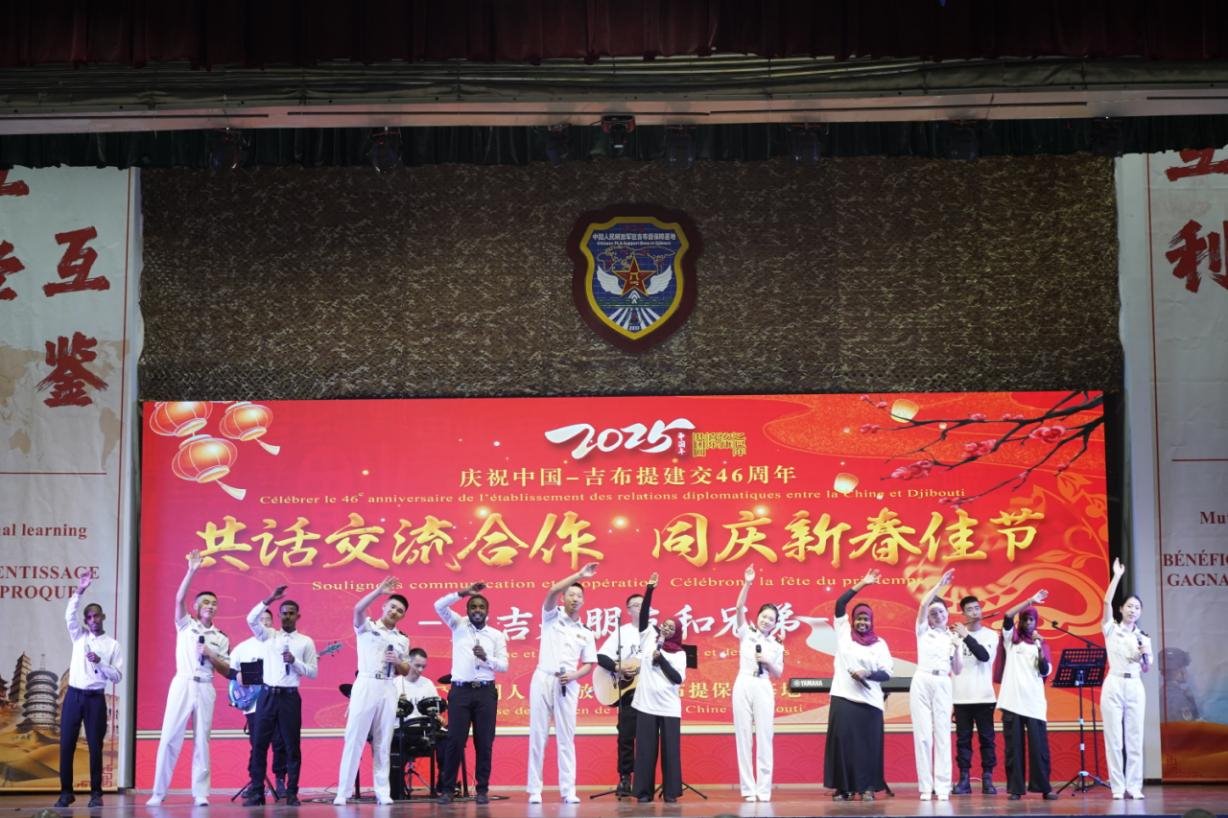 中吉兩國嘉賓合唱《友誼地久天長》。主辦方供圖