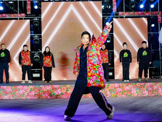 健身教練劉畊宏耐心帶領現(xiàn)場以及線上的朋友們進行熱身。人民網(wǎng)記者 許維娜攝