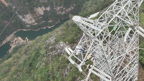 羅統(tǒng)在魯馬Ⅰ線1號塔上進(jìn)行帶電作業(yè)。受訪者供圖