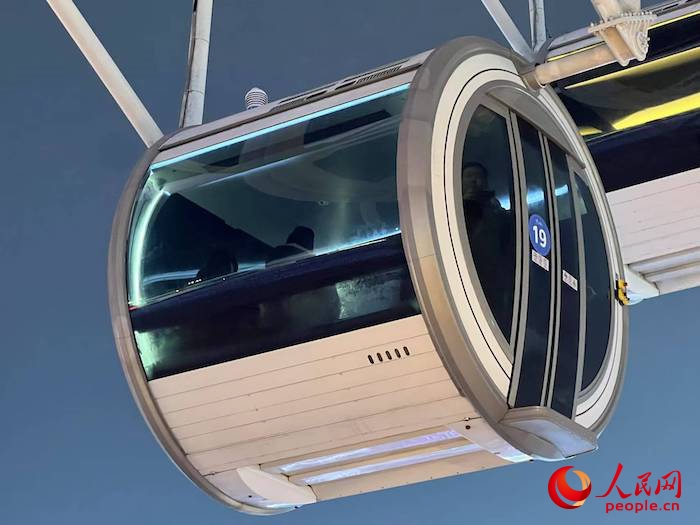 安裝了四要素微型氣象站的摩天輪轎廂。人民網 高清揚攝