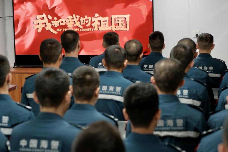 1月25日，中國海警海鷗艦組織艦上執(zhí)法員觀看紅色電影。