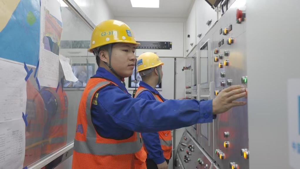 盾構(gòu)司機(jī)何曉波在駕駛室內(nèi)調(diào)試盾構(gòu)機(jī)參數(shù)。（劉芬攝）