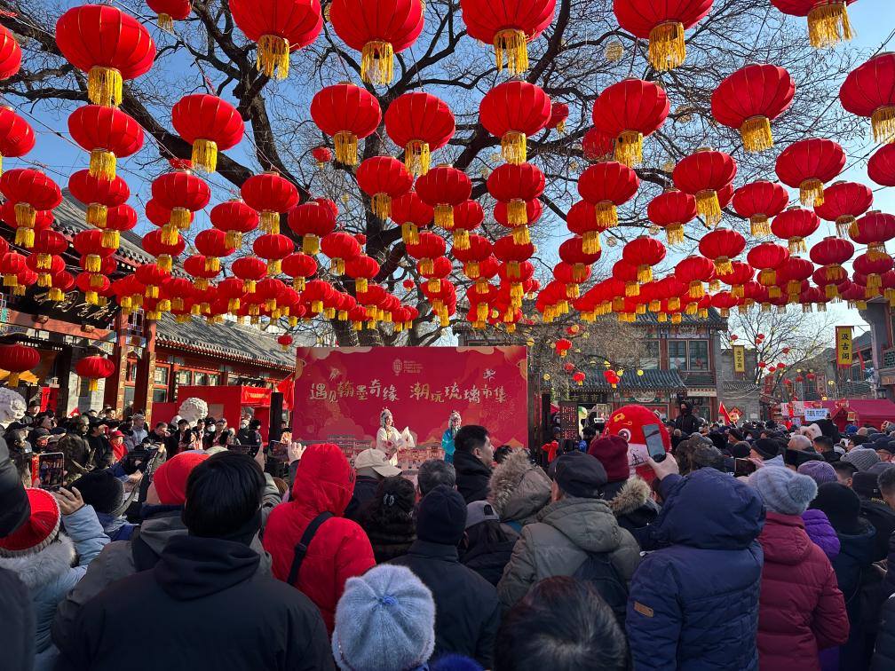 1月29日，市民游客在北京廠甸廟會(huì)感受濃濃年味。新華社記者 楊淑君 攝