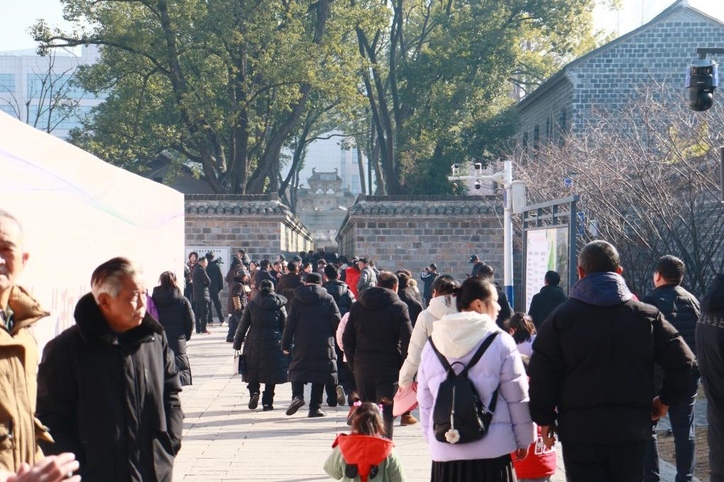 1月29日，游客在安徽省桐城市的六尺巷游覽。新華社記者 許諾 攝