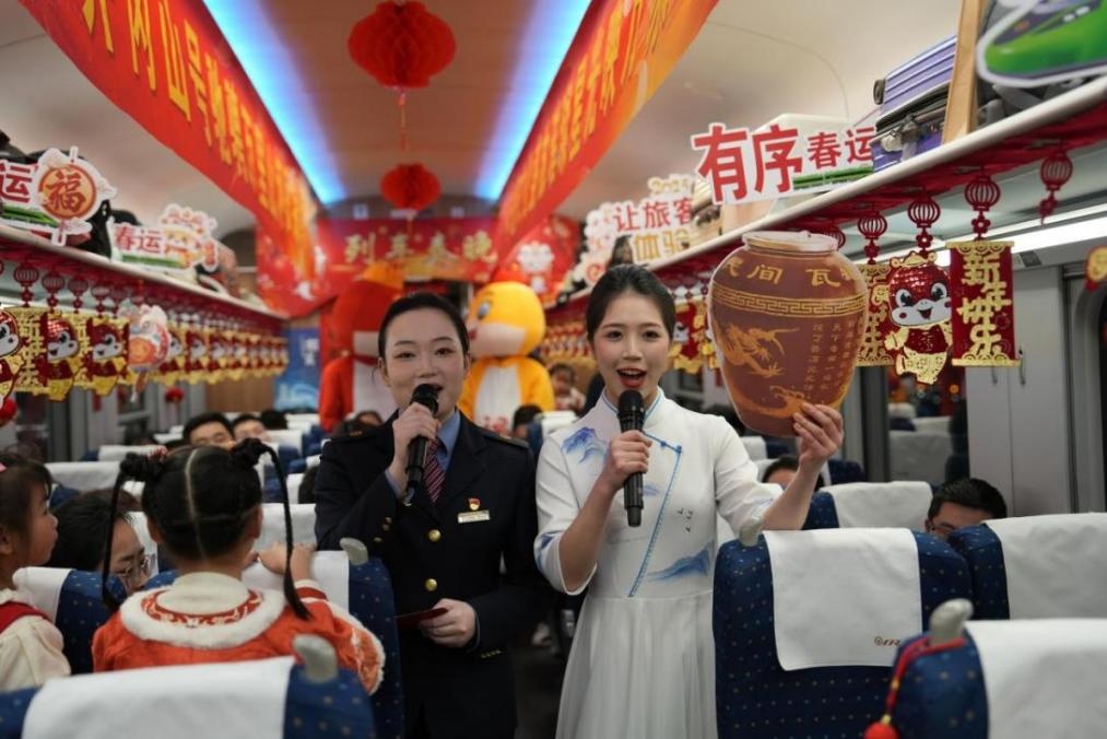 列車乘務(wù)員向旅客介紹江西美食——瓦罐湯。人民網(wǎng) 歐陽(yáng)易佳攝