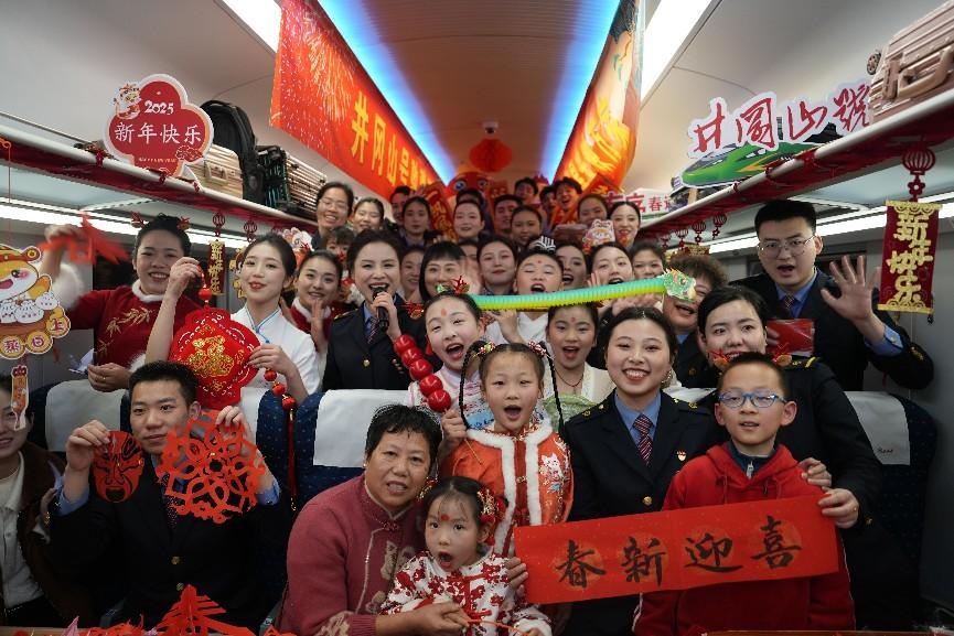 全體演職人員與旅客大合影。人民網(wǎng) 歐陽(yáng)易佳攝