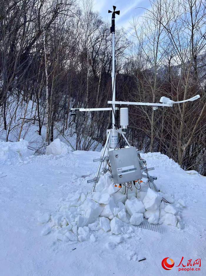 設(shè)置在賽道附近的便攜式自動氣象站。人民網(wǎng) 高清揚攝