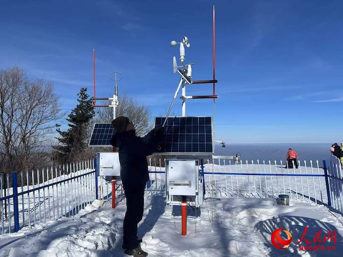 工作人員正在對氣象設(shè)備進行日常維護。人民網(wǎng) 高清揚攝